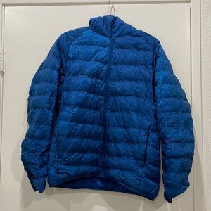 Uniqlo mens blue zip up puffer jacket with hood size medium